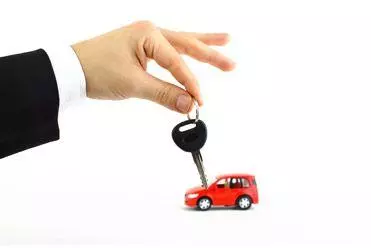 Man holding a car key